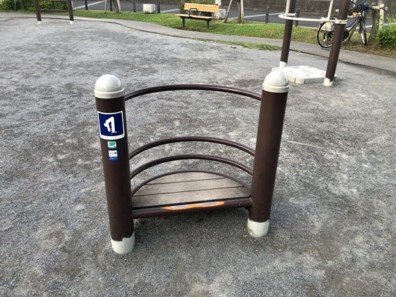 隅田公園の遊具広場から少し離れている健康遊具エリアの遊具（ベンドステップ）