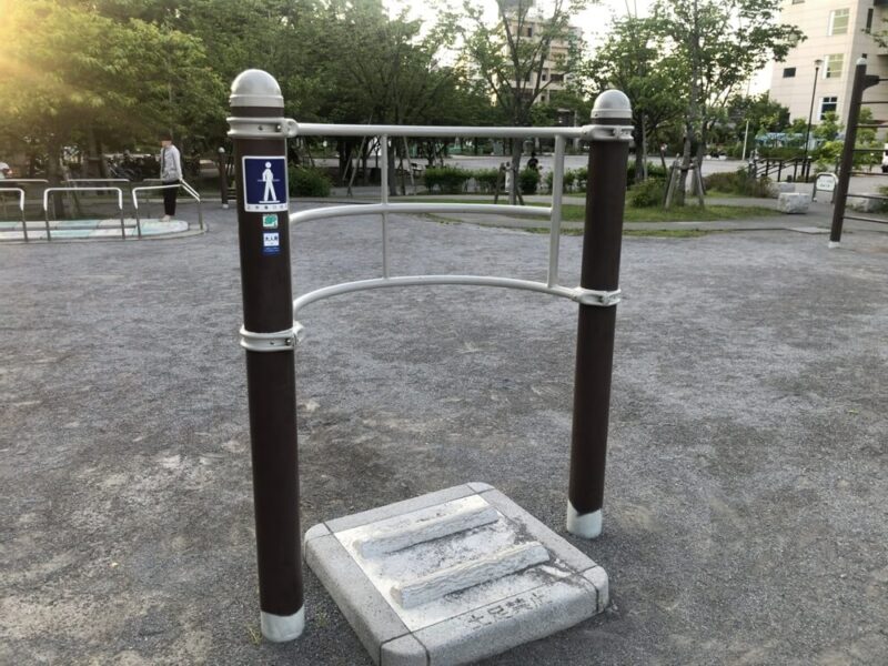隅田公園の遊具広場から少し離れている健康遊具エリアの遊具（ツイスト）