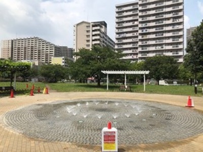 汐入公園のハーブガーデン（日時計）のふれあい広場の噴水。干上がってない場合は、こんな感じ。