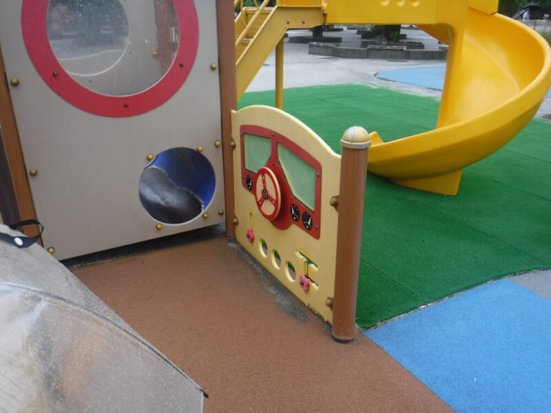 錦糸公園の小さい子向けの複合遊具の中。バスの運転席（？）。