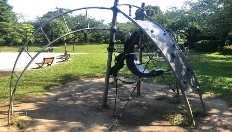 猿江恩賜公園の冒険広場の不思議な複合遊具。ねじれた太鼓はしご。