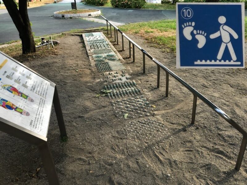 汐入公園の健康遊具（足ツボマッサージ）