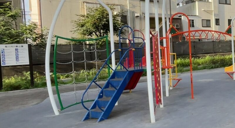 竪川河川敷公園の遊具広場の三連複合遊具（小さい子向け）の裏側