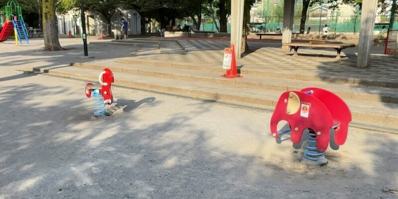 亀戸中央公園の児童コーナーのスプリング遊具