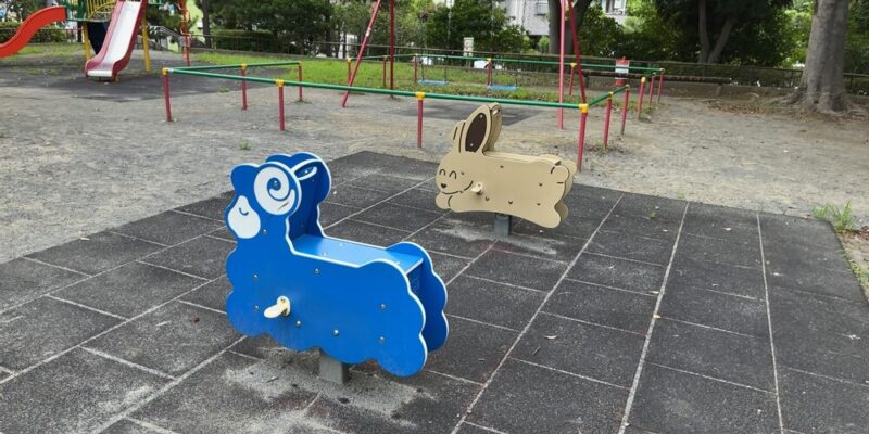 亀戸中央公園の木製遊具広場のロッキング遊具