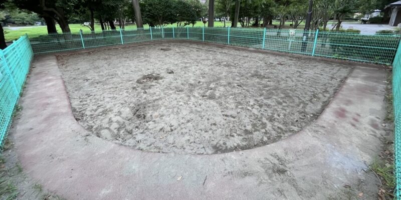 亀戸中央公園の木製遊具広場の砂場