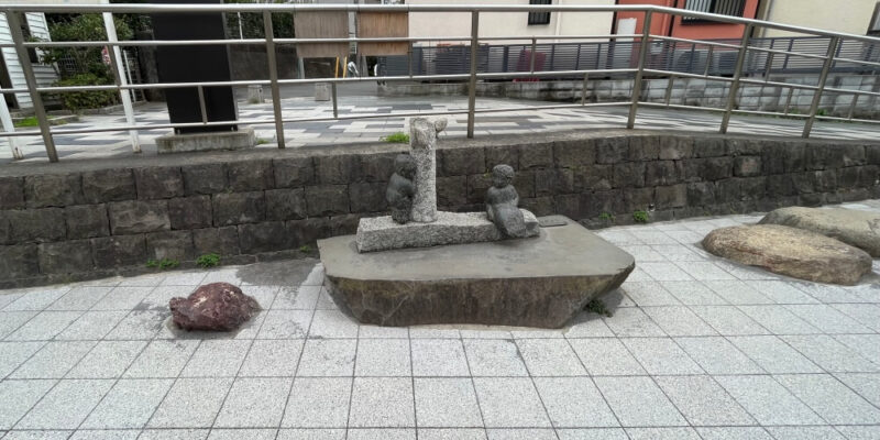 古石場川親水公園の座っている子供の石像