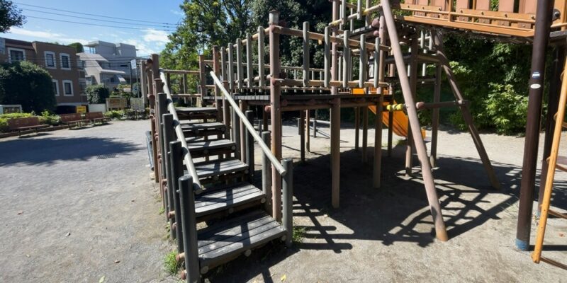 西坂公園の巨大なアスレチックのようなジャングルジムのような遊具の階段