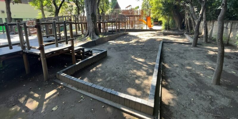 西坂公園の砂場。小さな公園にしては、広々。砂場用のおもちゃは付属されていません。遊ぶ場合は、自宅から持ってきましょう。