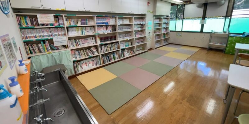 西坂公園の隣にある児童館の1階の図書室のような部屋。漫画もあります。