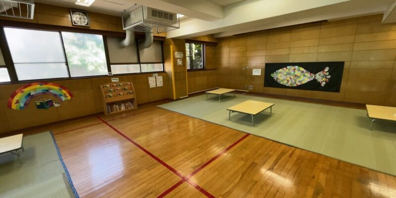 西坂公園の隣にある児童館の1階のあそべるところ。広々しています。