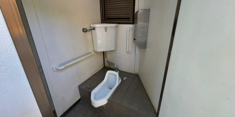 西坂公園のトイレの中。和式便座が一つのみ。