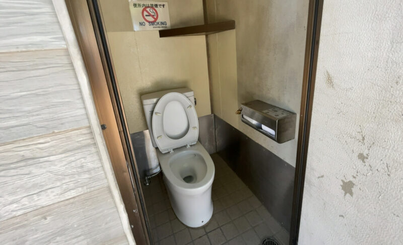 戸塚公園のトイレ。中も若干小さい。